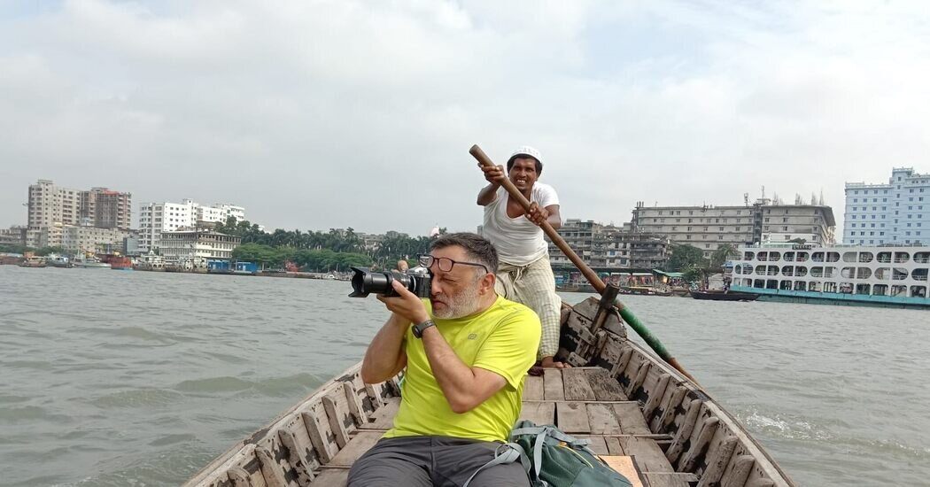 Experiencing Sadarghat in Dhaka tour